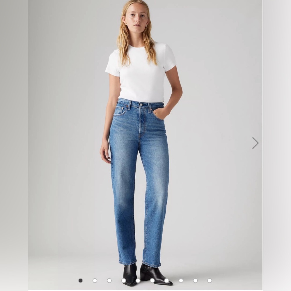Levi's Women's Ribcage Straight Blue Jeans 29W 27L EUC medium wash